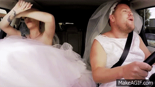 gif hombres y mujeres cantando en coche 