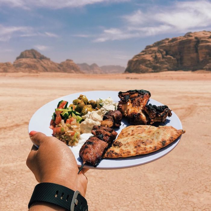 chica comiendo en medio del desierto de singapure