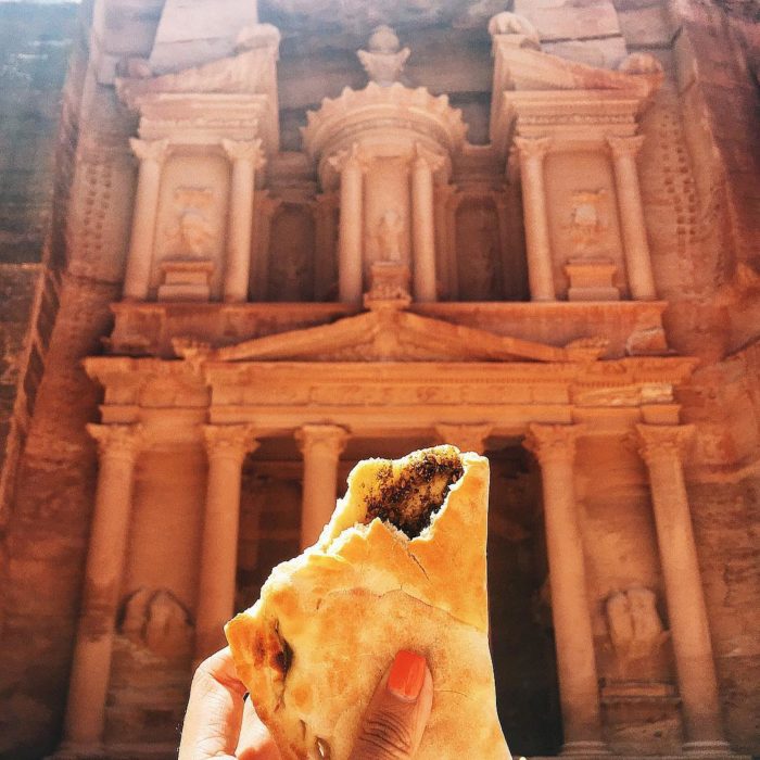 Chica comiendo en petra jordania 