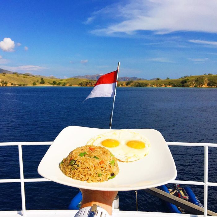 Chica desayunando en Indonesia 