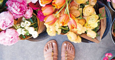 Chicas, ¡compren sus flores y sus chocolates!