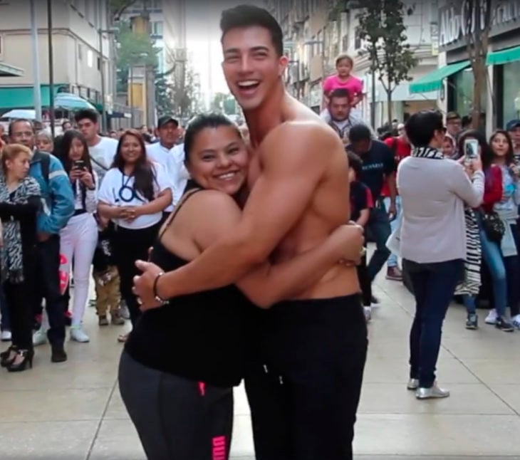 Chica abrazando a un chico sin playera en la Ciudad de México 
