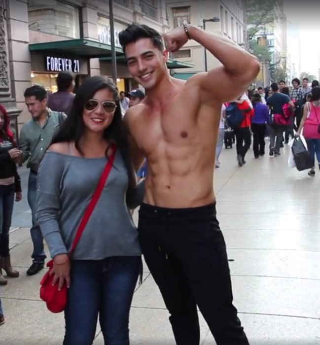 Chico sin playera en el centro de la Ciudad de México