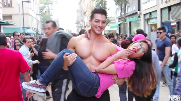 Chica abrazando a un chico sin playera en la ciudad de México 