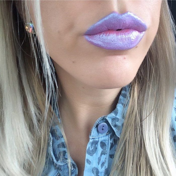 chica con labial unicornio 