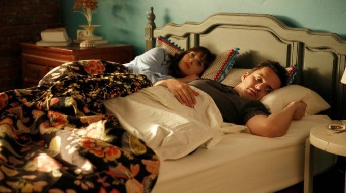 Escena de la serie New girl. Nick y Jess recostados en la cama 