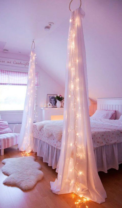 Dormitorio decorado con luces 