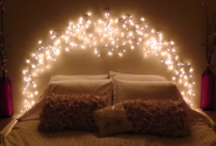 Dormitorio decorado con luces 