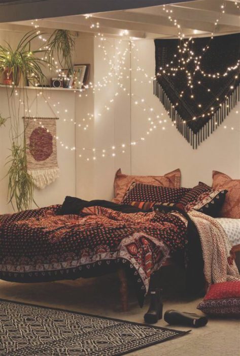 Dormitorio decorado con luces 