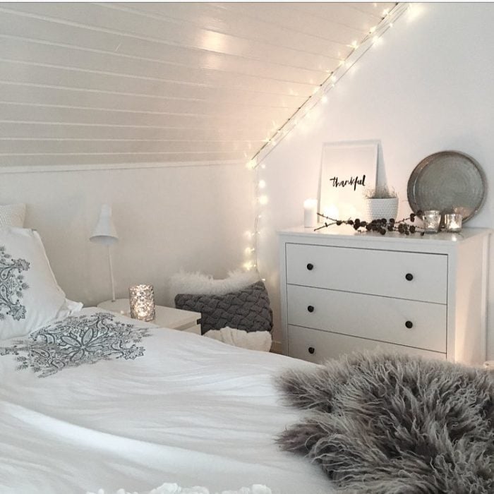 Dormitorio decorado con luces 