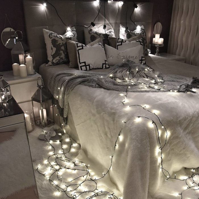 Dormitorio decorado con luces 