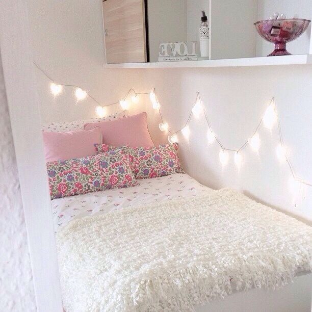 Dormitorio decorado con luces 