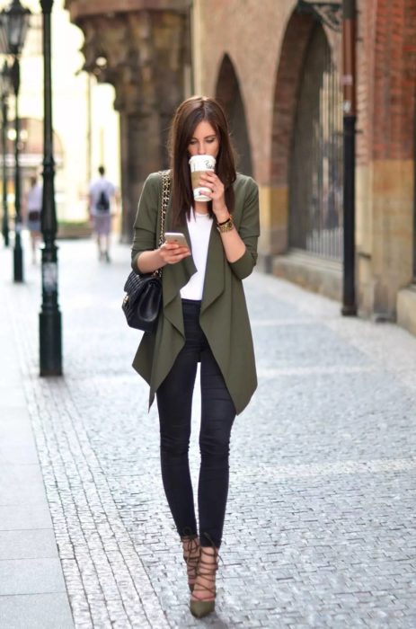 Chica caminando por la calle y bebiendo café 