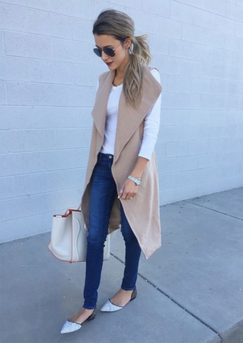 Chica usando unos skinny jeans y trench coats