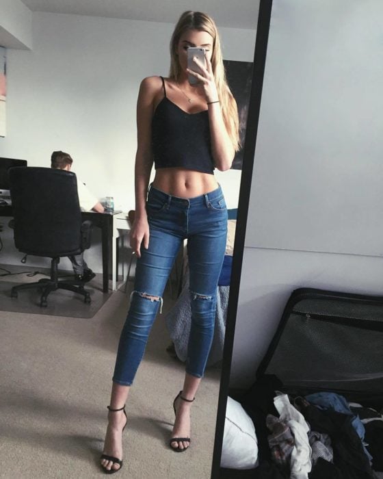 Chica usando Skinny jeans con crop tops