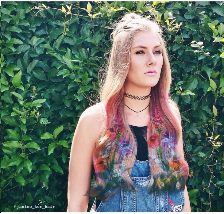 chica con jardín en el cabello