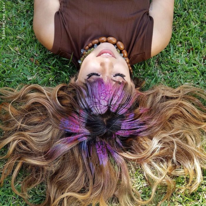 Flor morada en el cabello