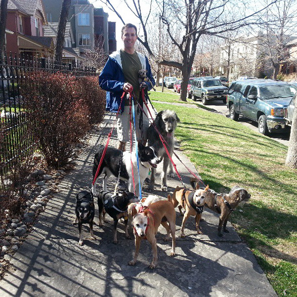 Hombre saliendo a pasear con sus perros