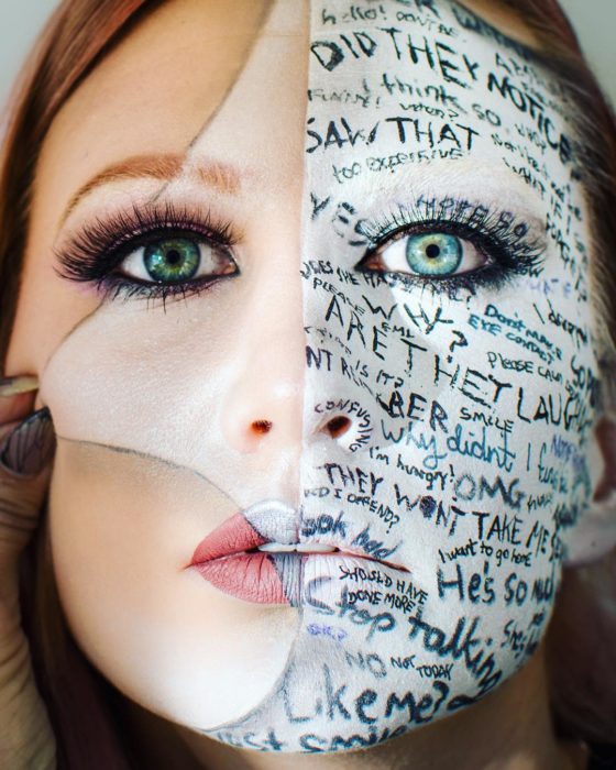 Mujer con un lado de su rostro maquillado de forma trágica 