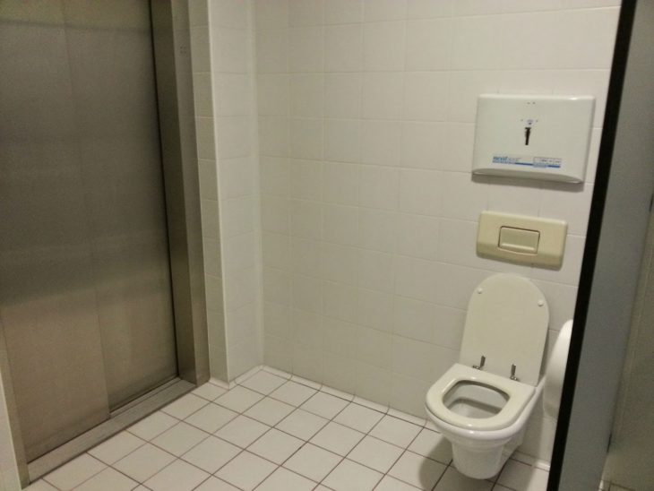 inodoro afuera de elevador 