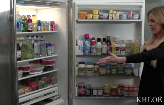 Khloé Kardashian organizando su refrigerador 