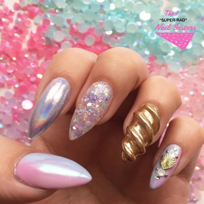 uñas doradas unicornio