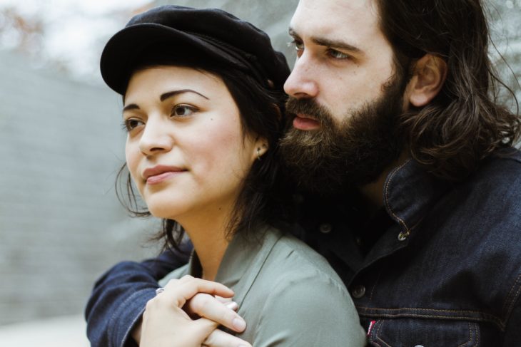 chico con barba con su novia