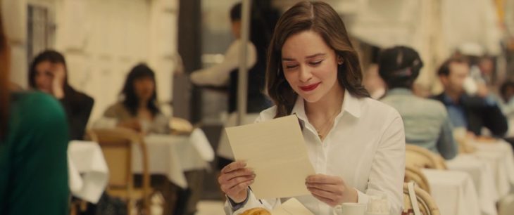 mujer leyendo una carta 