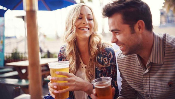 pareja de novios bebiendo cerveza