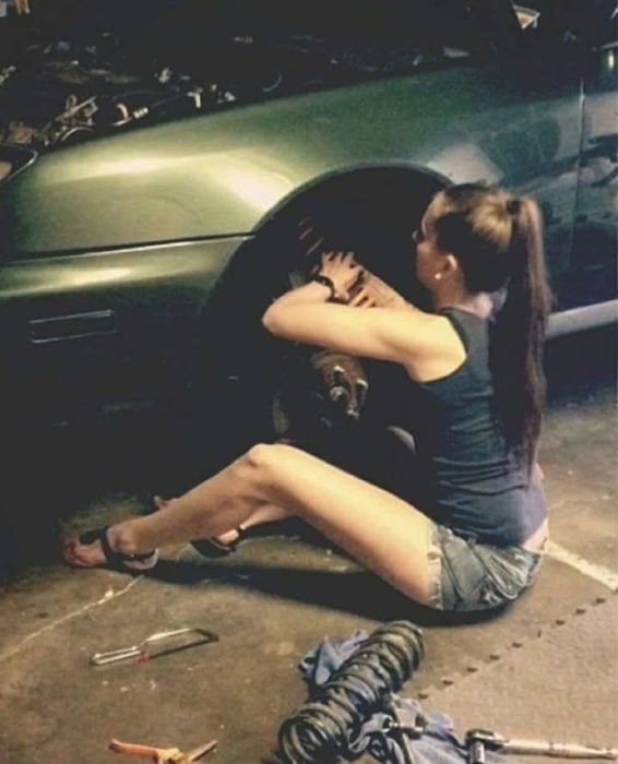 chica arreglando su carro