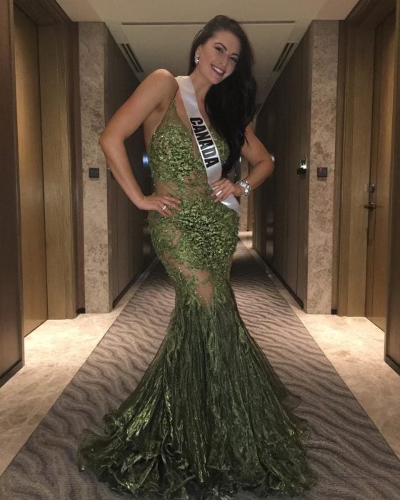 Miss Canadá luciendo un vestido verde 