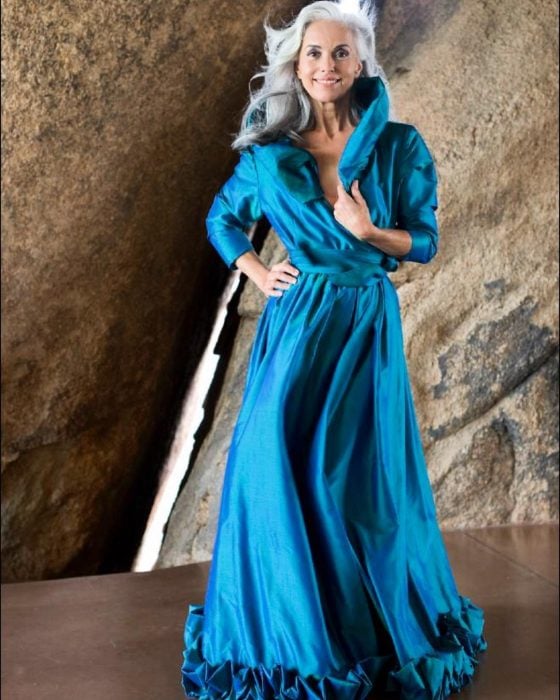  Yazemeenah Rossi usando un vestido azul 