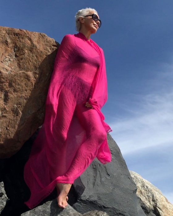  Yazemeenah Rossi usando un vestido de color rosa 