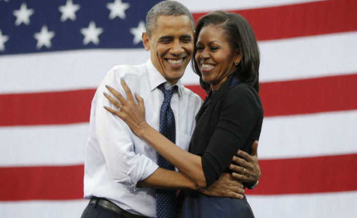 hombre abraza a mujer y bandera de estados unidos atrás 