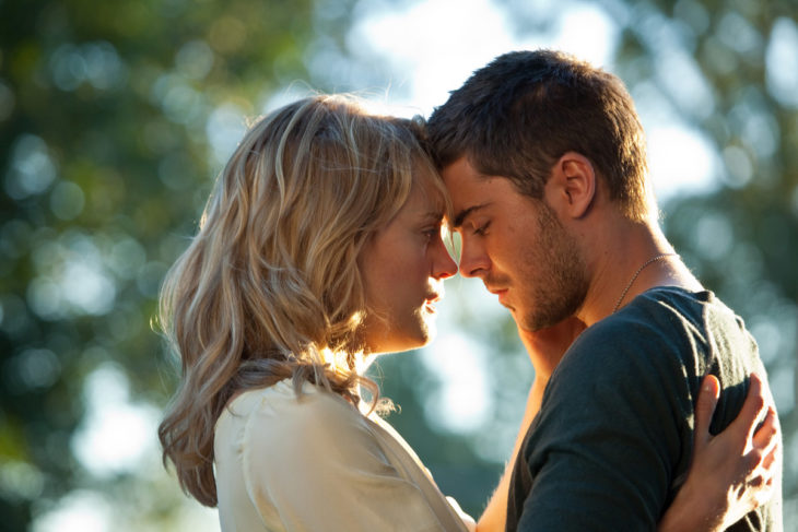 Escena de la película the lucky one, pareja de novios abrazados 