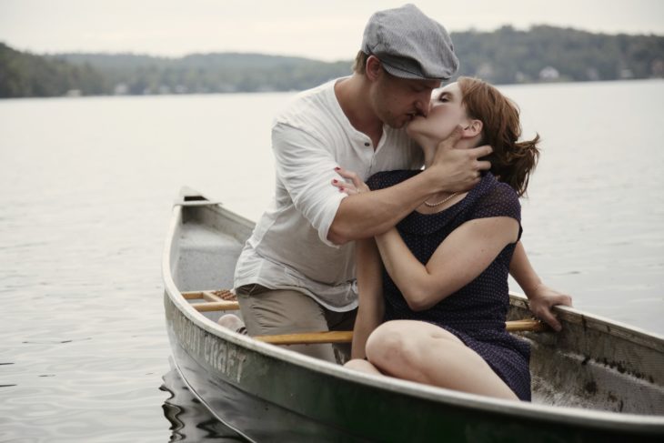 Pareja de novios en una barca