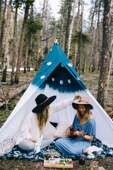 Chicas en medio de un bosque cantando 