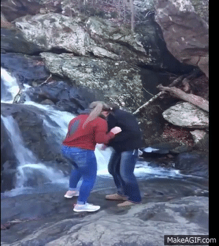 gif hombre y mujer en una cascada 