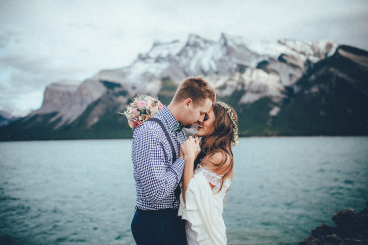 pAREJA DE NOVIOS ABRAZADOS