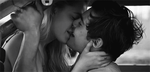 GIF pareja besándose 