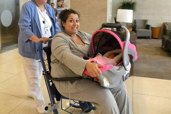 Betsy Ayala con su pequeña hija en brazos