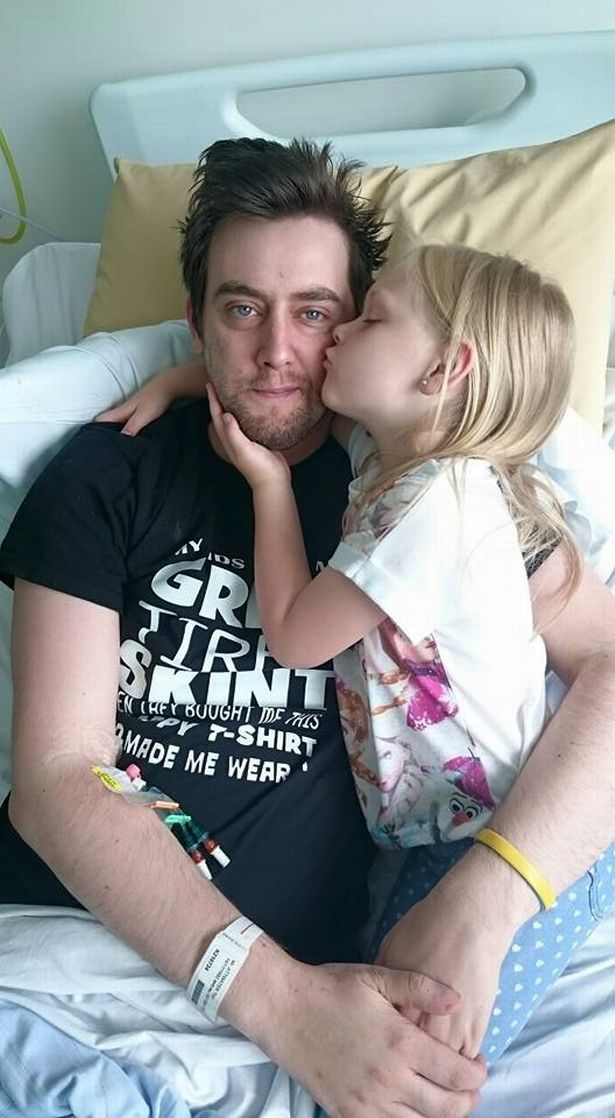 Tom Attwater con su hija en la cama del hospital