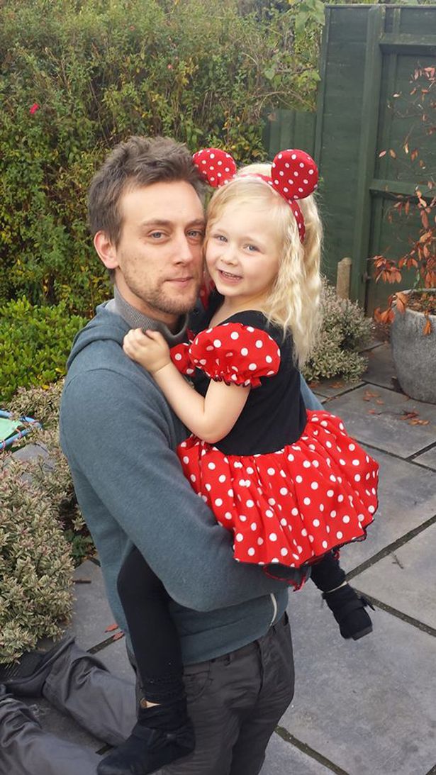 Tom Attwater con su hija vestida de mimi