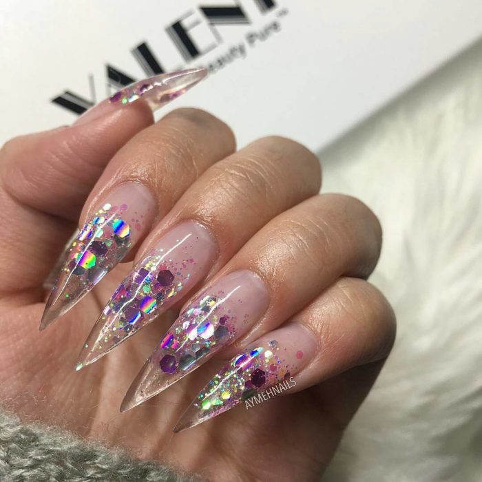 Uñas de acrilico transparente con piedras brillantes 