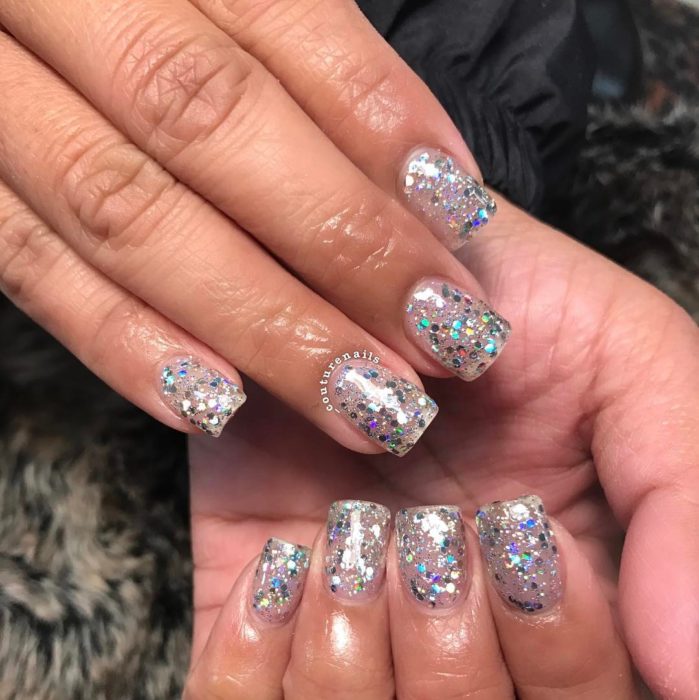 Uñas de acrilico transparente con piedras brillantes 