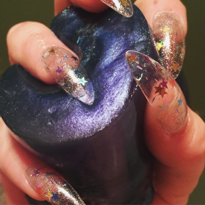 Uñas de acrilico transparente con piedras brillantes 