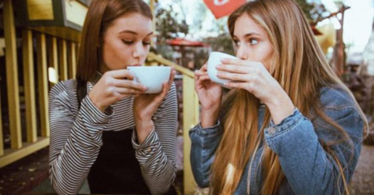 Una taza de café te puede alargar la vida: estudio