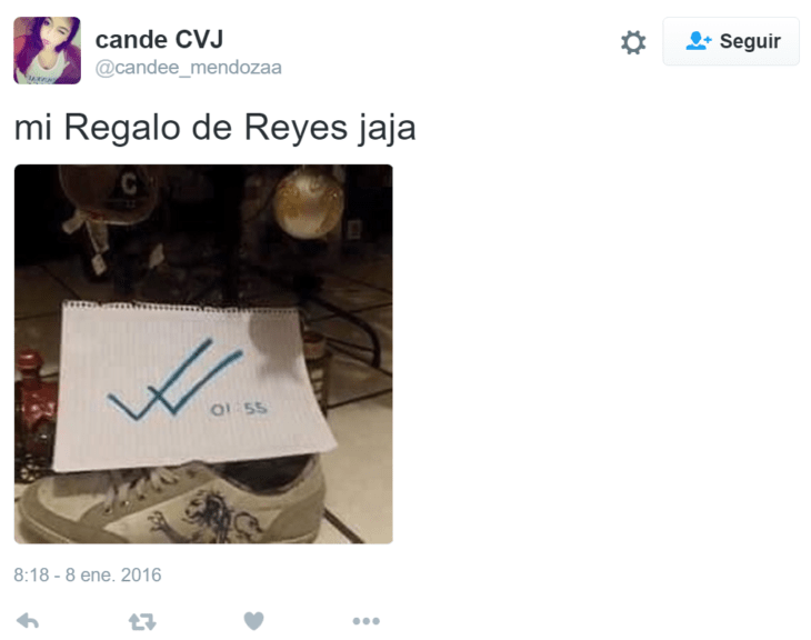 captura de pantalla de twitter con zapato y papel 