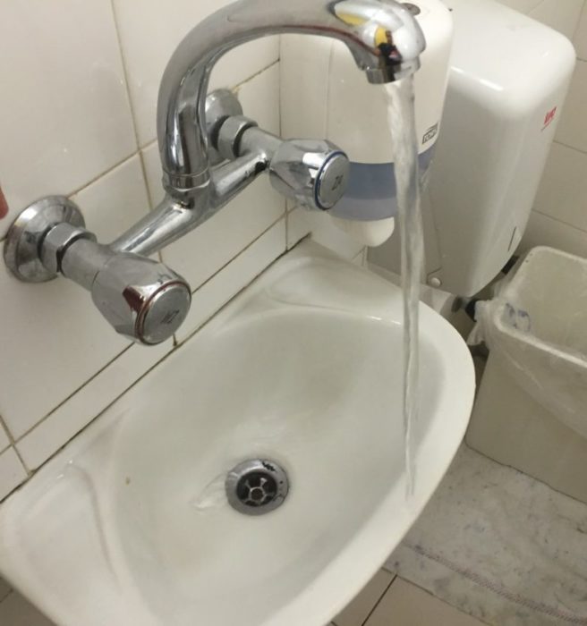 grifo de agua en lavamanos 