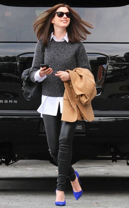 anne hathaway feliz con su celular en la mano